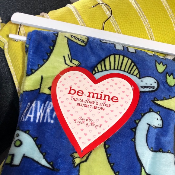 🎉FLASH SALE🎉NWT Be Mine Ultra Soft & Cozy Plush Throw. - Picture 2 of 4